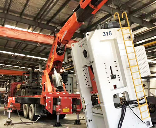 定兴县附近随车吊出租，轻松解决运输难题