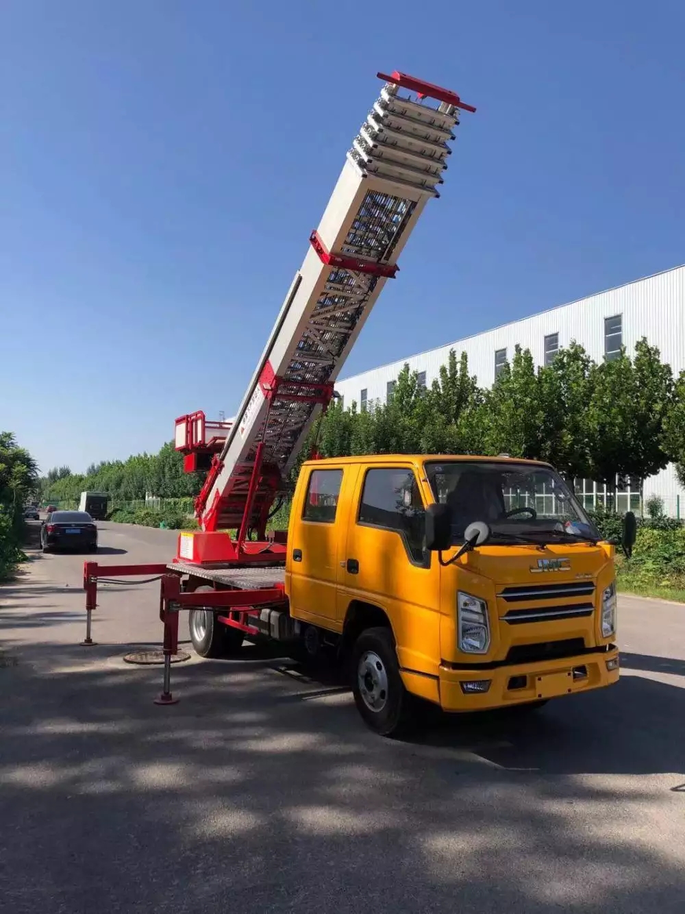 定兴县附近的云梯车出租服务：轻松解决高空作业需求